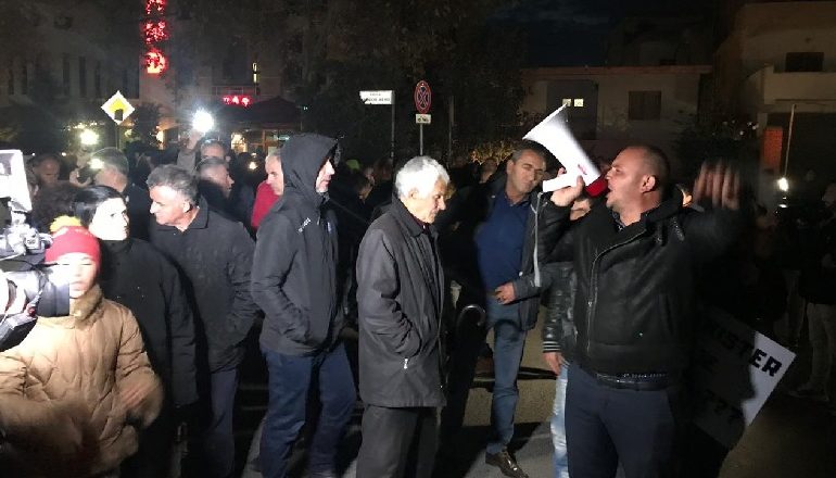 BLLOKUAN PËR 4 ORË RRUGËN/ Policia shoqëron tetë banorë të Unazës së Re (EMRAT)