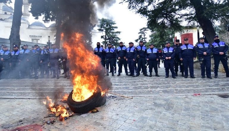 PROTESTA E OPOZITËS/ Masa sigurie të rrepta tek Parlamenti dhe Kryeministria