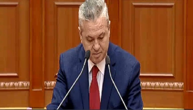 KUVENDI/ Deputetët duartroksasin Murrizin: Komunistët herë ndërrojnë xhaketat, herë kalojnë ylberin