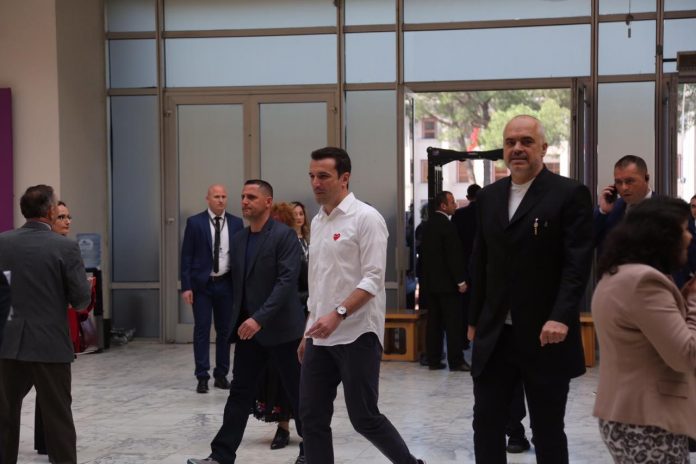 KONGRESI I PS/ Rama i shoqëruar nga Veliaj, të dy veshur me atlete (FOTO)