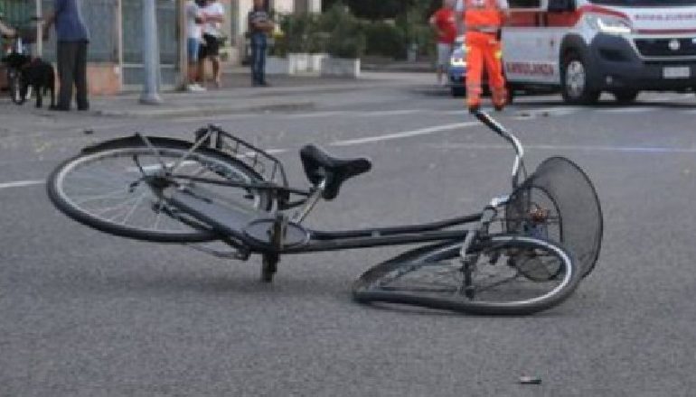 AKSIDENT NË ELBASAN/ Biçikleta përplaset nga një kamion, rëndë drejtuesi