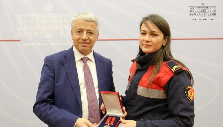 “MEDALJE NDERI”/ Për efektiven që ju këputën gishtërinjtë në protestën e PD! Lleshaj bën paralajmërimin e fortë