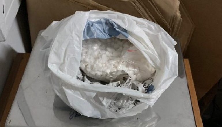 SHPËRNDANTE KOKAINË PËR KLIENTËT…/ Arrestohet 28 vjeçarja laçjane, në pranga edhe 5 djemtë…