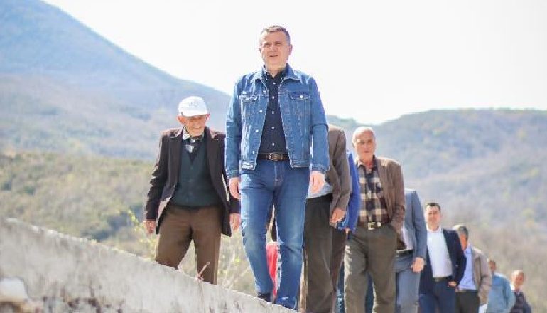 “NGRITJA E…”/ Balla dhe kandidati për bashkinë e Elbasanit në Shushicë: Po bëjmë atë për të cilën jemi votuar