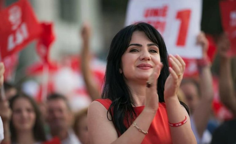 MJEKJA NGA PËRMETI QË TRADHTOI KRYEMADHIN/ Kush është Ediola Braha, dha dorëheqjen nga… (FOTO)