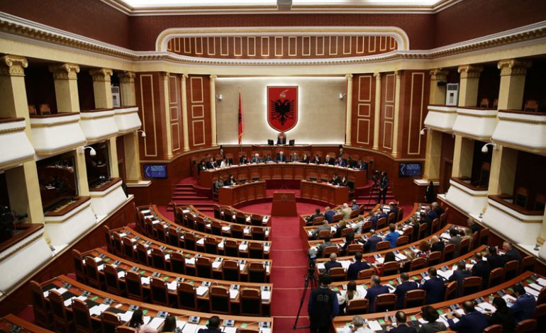 ZBARDHET VENDIMI I GRUPIT TË PS-s/ Nuk tërhiqet nga seanca, do betohen deputetët e rinj