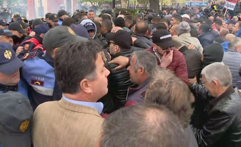 DREJTON TURMËN/ Lideri Mul Noka më ndiqni mua, protesta para Kuvendit u mbyll