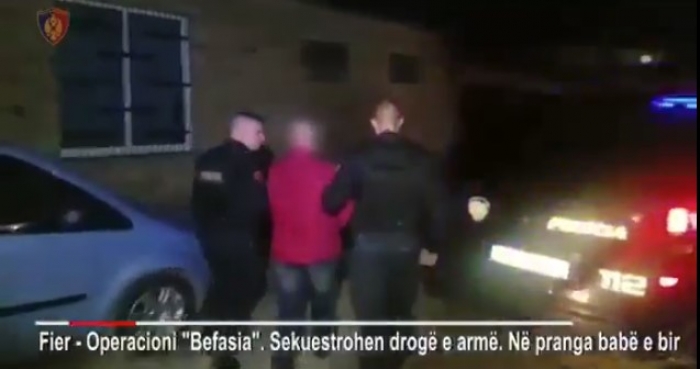 DROGË ÇOKOLLATË, KOKAINË DHE ARMË/ Kapen “MAT” të “FORTIT” e Patosit, kishin me vete… (VIDEO)