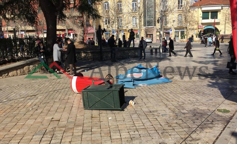 PEMË TË DJEGURA DHE XHAMA TË THYER/ Çfarë la pas protesta e opozitës (FOTOT)