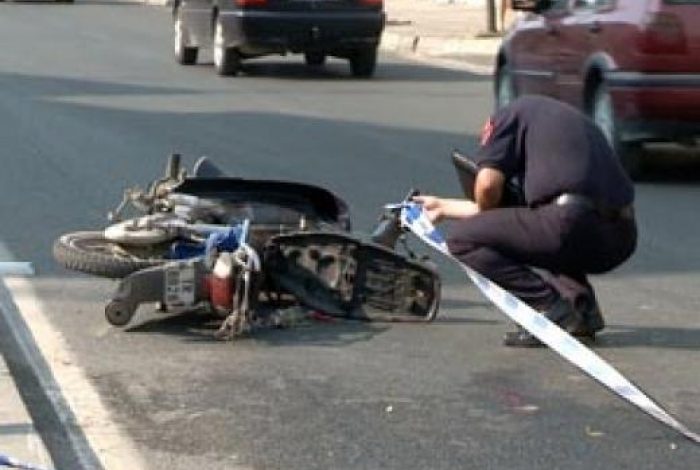 PËRPLASET ME SHTYLLËN/ Plagoset i riu me biçikletë në Durrës, humbi kontrollin…
