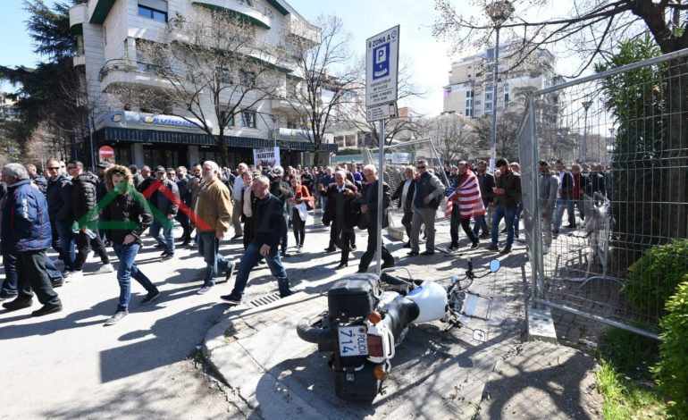 “FAJIN E KA POLICIA”/ Militantët e PD-s dhe LSI-s, hedhin në tokë motorrin e forcave blu (FOTO)