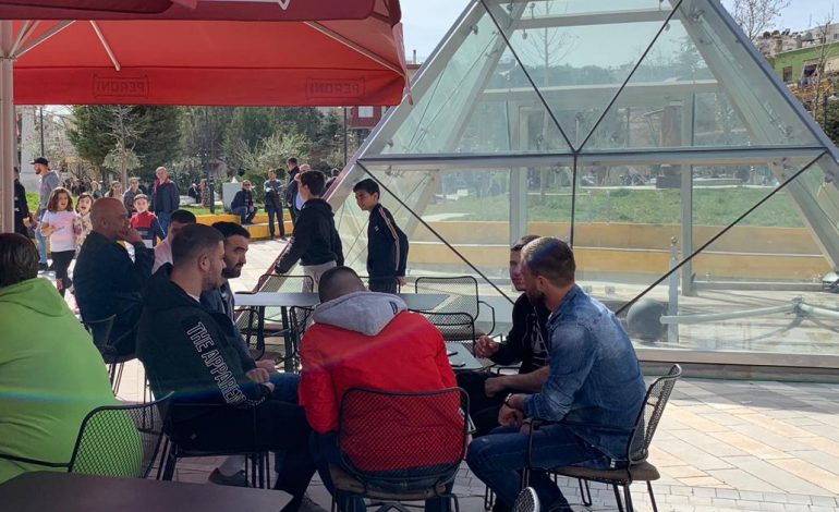 FOTOLAJM/ Pas takimit me gratë dhe vajzat në Fier, kryeministri Rama kafe mes qytetarëve në…