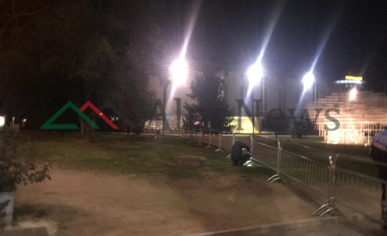 PROTESTA E PD DHE LSI-së/ Policia “BLINDON” me gardh hekuri parlamentin dhe Ministrinë e Brendshme, pritet… (FOTO+VIDEO)