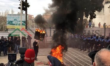 NISJA DREJT KQZ/ Çfarë mbeti nga protesta e opozitës para Kuvendit. Goma të djegura dhe... (VIDEO)