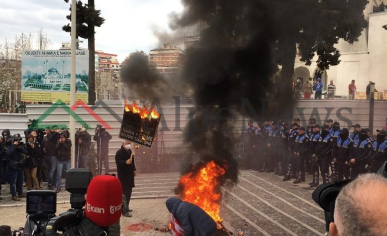 NISJA DREJT KQZ/ Çfarë mbeti nga protesta e opozitës para Kuvendit. Goma të djegura dhe… (VIDEO)