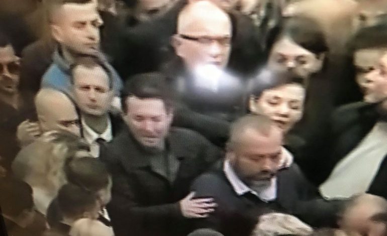 “DASHI I HAVASË” NGRE PESHË PROTESTUESIT KRAH IDRIZIT DHE DULES/ Do ta rrëzojmë Ramën, unë s’jam langaraq. Rroftë Berisha