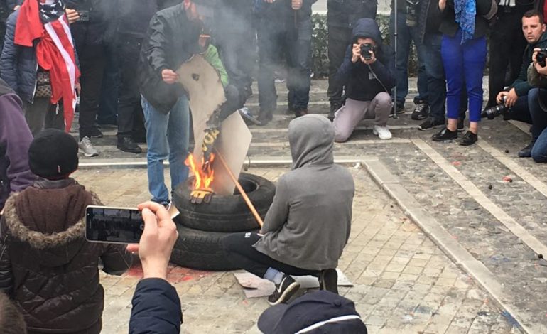 PROTESTA E OPOZITËS PARA KUVENDIT/ Arrestohen 8 persona