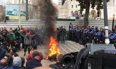 PROTESTA E OPOZITËS PARA KUVENDIT/ Pamjet e TRISHTA. Djegia e gomave dhe policët (VIDEO)