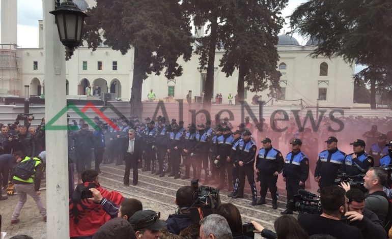 NIS DHUNA NË PROTESTË/ Militantët djegin GOMA dhe hedhin SHASHKA drejt policisë (PAMJE)