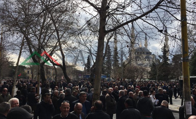 PROTESTA E OPOZITËS PARA KUVENDIT/ Pamjet e para, atmosferë e vakët dhe… (VIDEO)