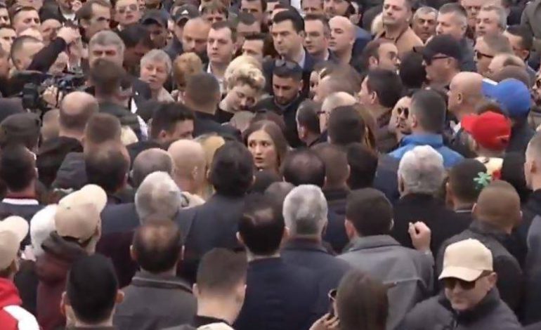 PROTESTA E OPOZITËS PARA KUVENDIT/ Kandidates për deputete i bien të fikët pas fjalimit