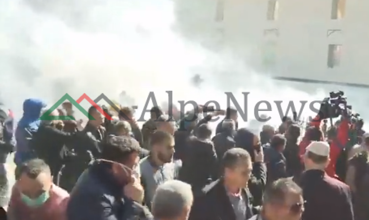 PROTESTA ZHVENDOSET TEK KUVENDI/ Militantët tentojnë të çajnë kordonin e policisë (FOTO)