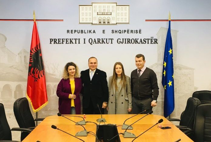 ‘PAKTI PËR UNIVERSITETIN”/ Dy studentë ekselentë punësohen në prefekturën e Gjirokastrës