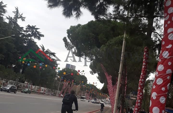 “DITA E VERËS”/ Tirana e “vrenjtur” por me dekorimet “magjike” (FOTOT)