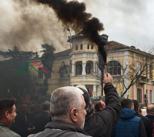 “PISHTARI I DEMOKRACISË”/ Tym i ZI dhe flakadanë. Çfarë po ndodh para Kuvendit (VIDEO)