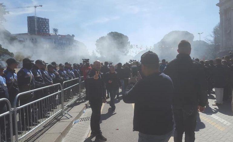 PROTESTA E OPOZITËS/ “Jemi që jemi, ta bëjmë edhe një selfie” (FOTO)