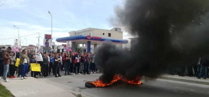 PROTESTA NË FIER/ Policia SHOQËRON disa protestues. Ndër ta edhe ish-deputeti…