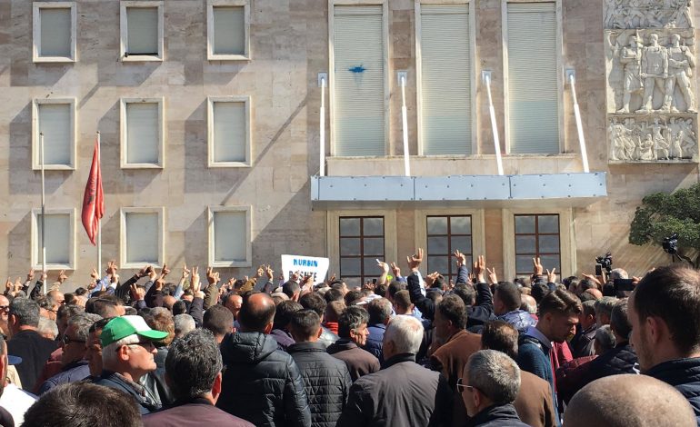 PROTESTA E OPOZITËS/ Basha e nis me Flamur Nokën. Ish ministri “ftesë” për DHUNË