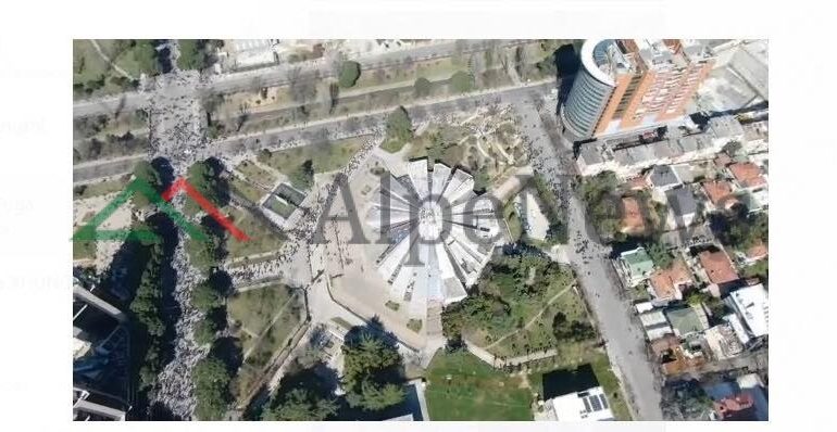 PROTESTA E OPOZITËS/ Nis marshimi i tretë, Noka: Ndiqni Bashën të vazhdojmë “xhiron” rreth kryeministrisë (VIDEO)