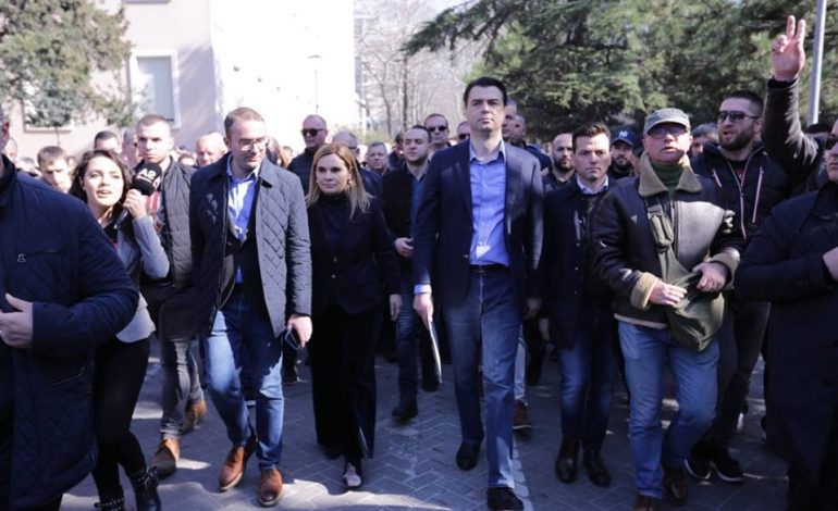 “SA E LEZETSHME KJO OPOZITA”/ Thotë jam më proeuropiania e proamerikania, por nuk dëgjon as BE e as SHBA!