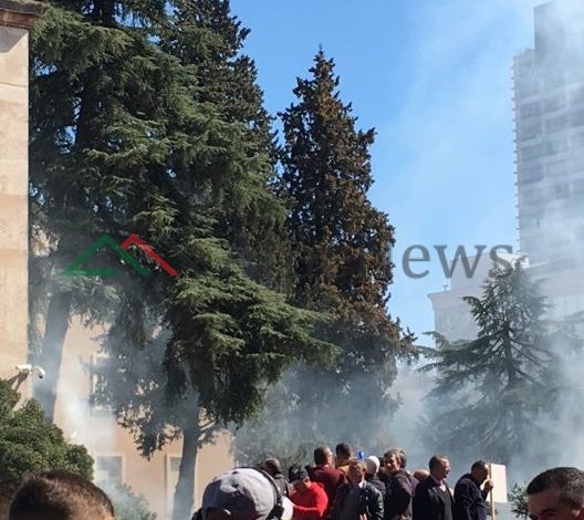 PROTESTUESIT E OPOZITËS “RRETHOJNË” KRYEMINISTRINË/ Hedhin SHASHKA dhe… (VIDEO)