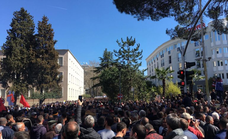PAS FJALËS SË FLAMUR NOKËS/ Opozita ka një “surprizë”, rrethon Kryeministrinë