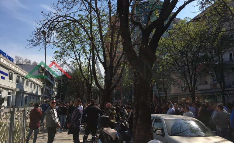 OPOZITA PARA POLICISË/ Pamjet e para ja sa PROTESTUES ndodhen te Drejtoria (FOTO)