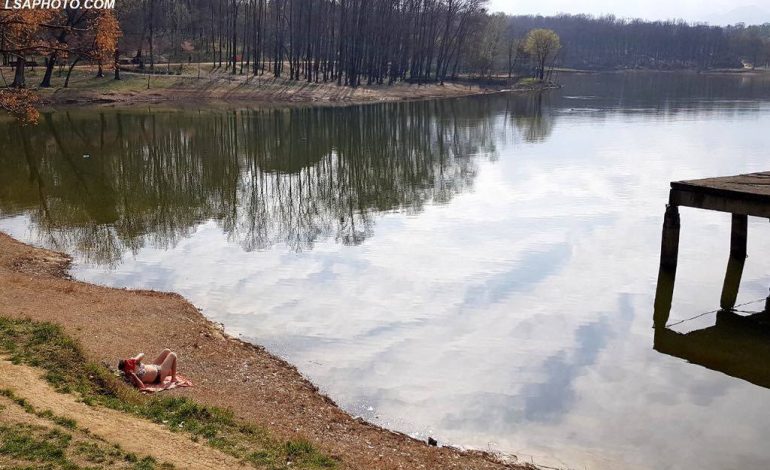 TEMPERATURAT SJELLIN “PLAZHIN” NË TIRANË/ Gruaja fotografohet duke bërë banjo dielli