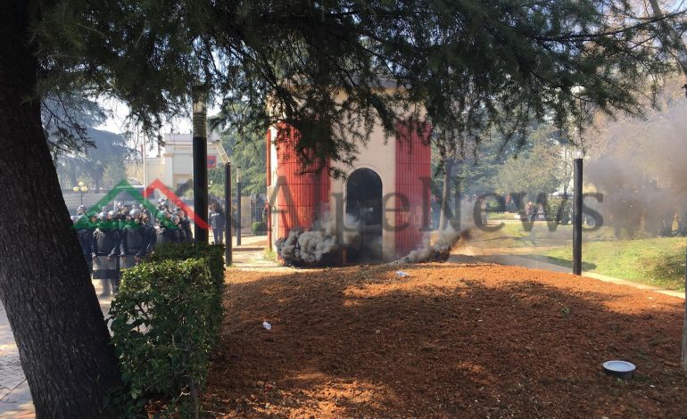 TENSIONOHET SITUATA/ Protestuesit hedhin shashka policisë, tentojnë të çajnë kordonin