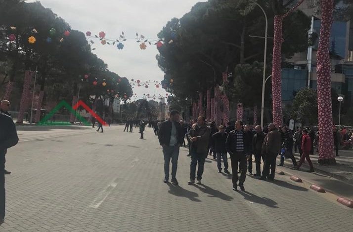 PROTESTA E OPOZITËS/ Pamjet e para. Bulevardi me atmosferë të vakët, si një “shëtitje” normale