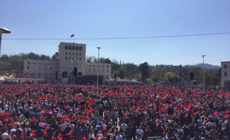 PAMJET NGA DRONI/ Tirana tejmbush sheshin “Nënë Tereza”, ja pamjet spektakolare nga takimi i PS-së