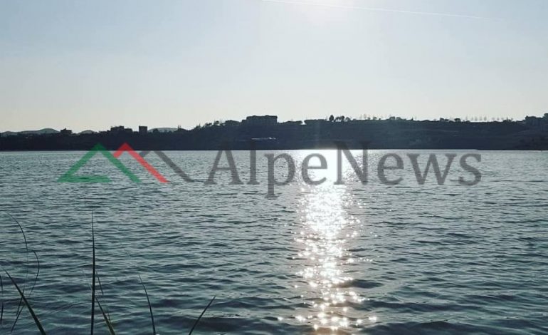 PAMJET MAGJEPSËSE/ Ja si e ka “veshur” pranvera liqenin e Farkës (FOTOT)