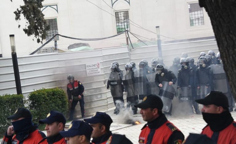 PROTESTA/ Kapsolla, gurë dhe sende të forta, shënohen disa të lënduar në përleshjen para Kuvendit (FOTO)