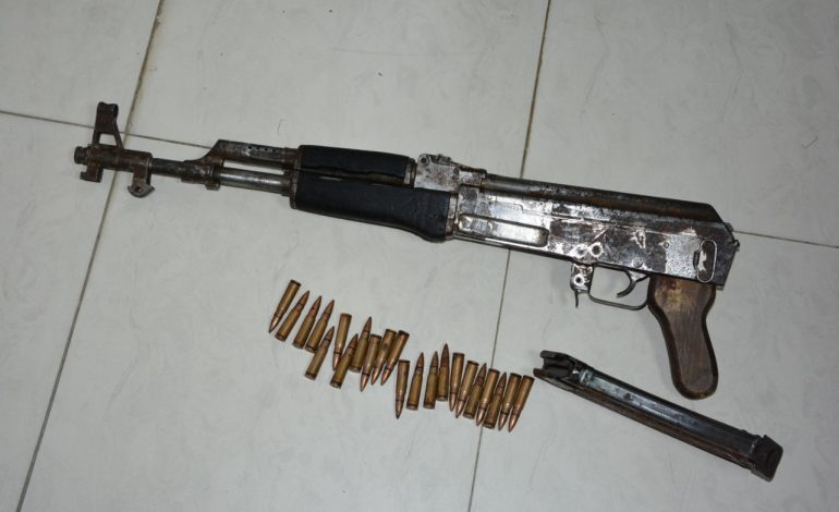 “TRE TË RINJ NË AKSION ME ARMË PËR GRABITJEN E…”/ Policia i pikas në kohë dhe arreston njërin prej tyre (FOTO)