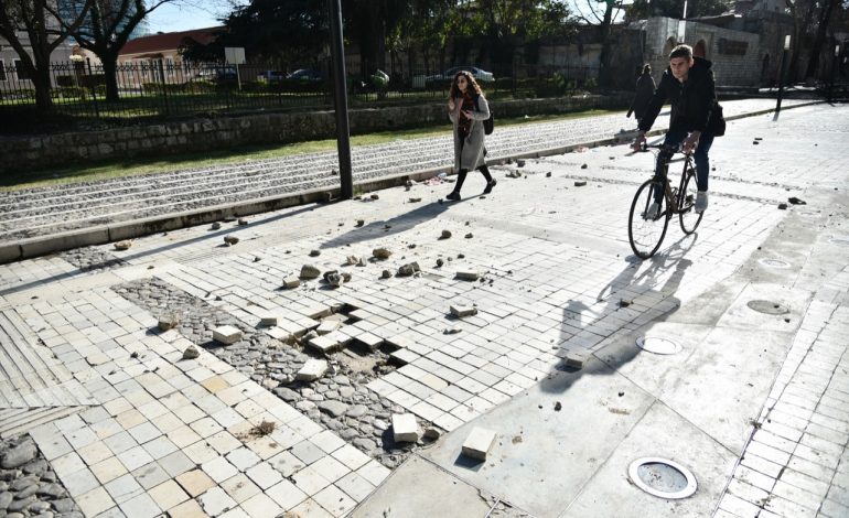 POST PROTESTA/ Pasojat shkatërruese dhe gjesti i qytetarit të përgjegjshëm që HABITI kalimtarët (FOTOT)