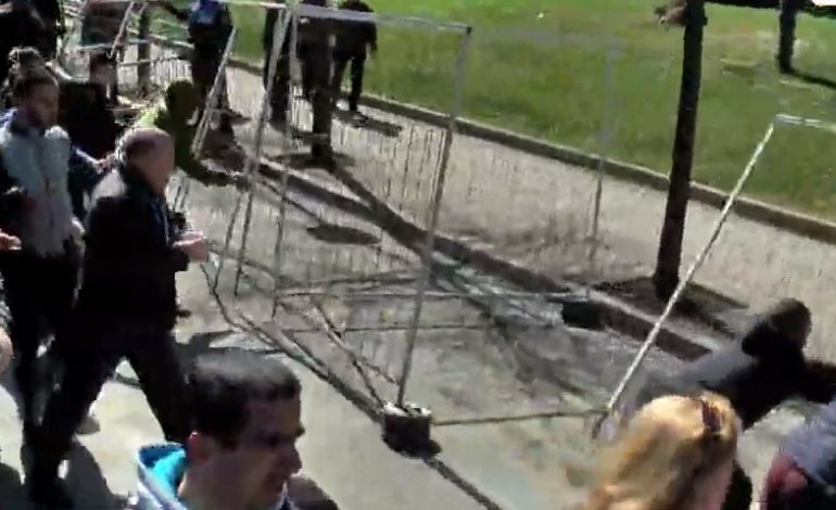 NISIN INCIDENTET E PARA/ Protestuesit rrëzojnë gardhin metalik pas Kryeministrisë (FOTO)