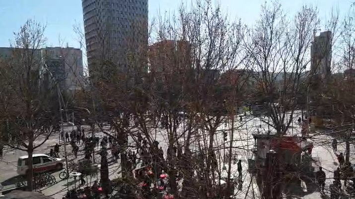 NIS SHPËRNDARJA E MILITANTËVE TË PD-LSI/ Mbeten vetëm “grupi i zjarrit” që po sulmojnë para parlamentit (VIDEO)