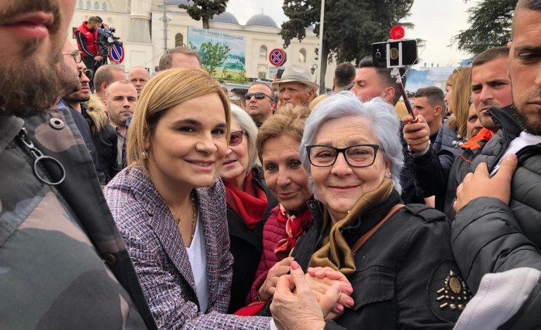KRYEMADHI FLET PËR VARFËRINË NË PROTESTË/ Qytetarët ironizojnë: Si mos qash, kur qan Mona…(FOTO)