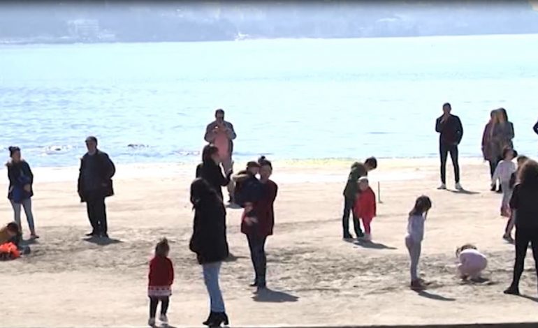 RREZET E PARA TË PRANVERËS/ Në Vlorë njerëzit u rikthyen pranë detit