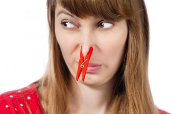 MËSOJINI TANI/ Këto 5 rregulla të thjeshta do t’ju zhdukin menjëherë aromën e keqe të gojës